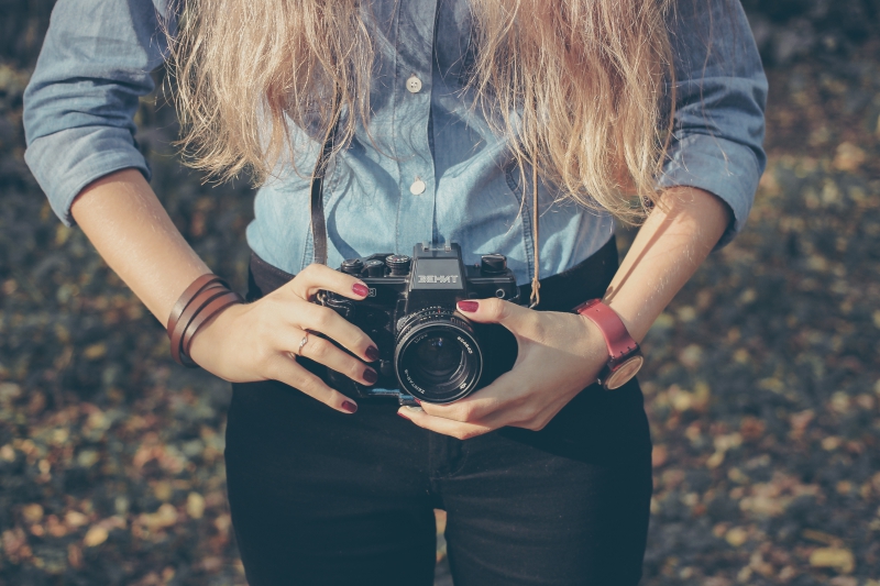 photographe-LES ARCS-min_hand-person-girl-woman-camera-photography-614-pxhere.com