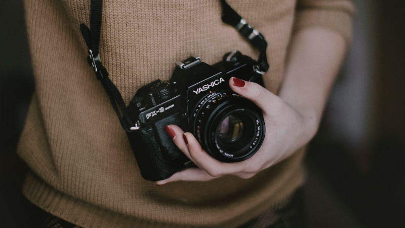 photographe-LES ARCS-min_woman-camera-photography-photographer-slr-dslr-319-pxhere.com